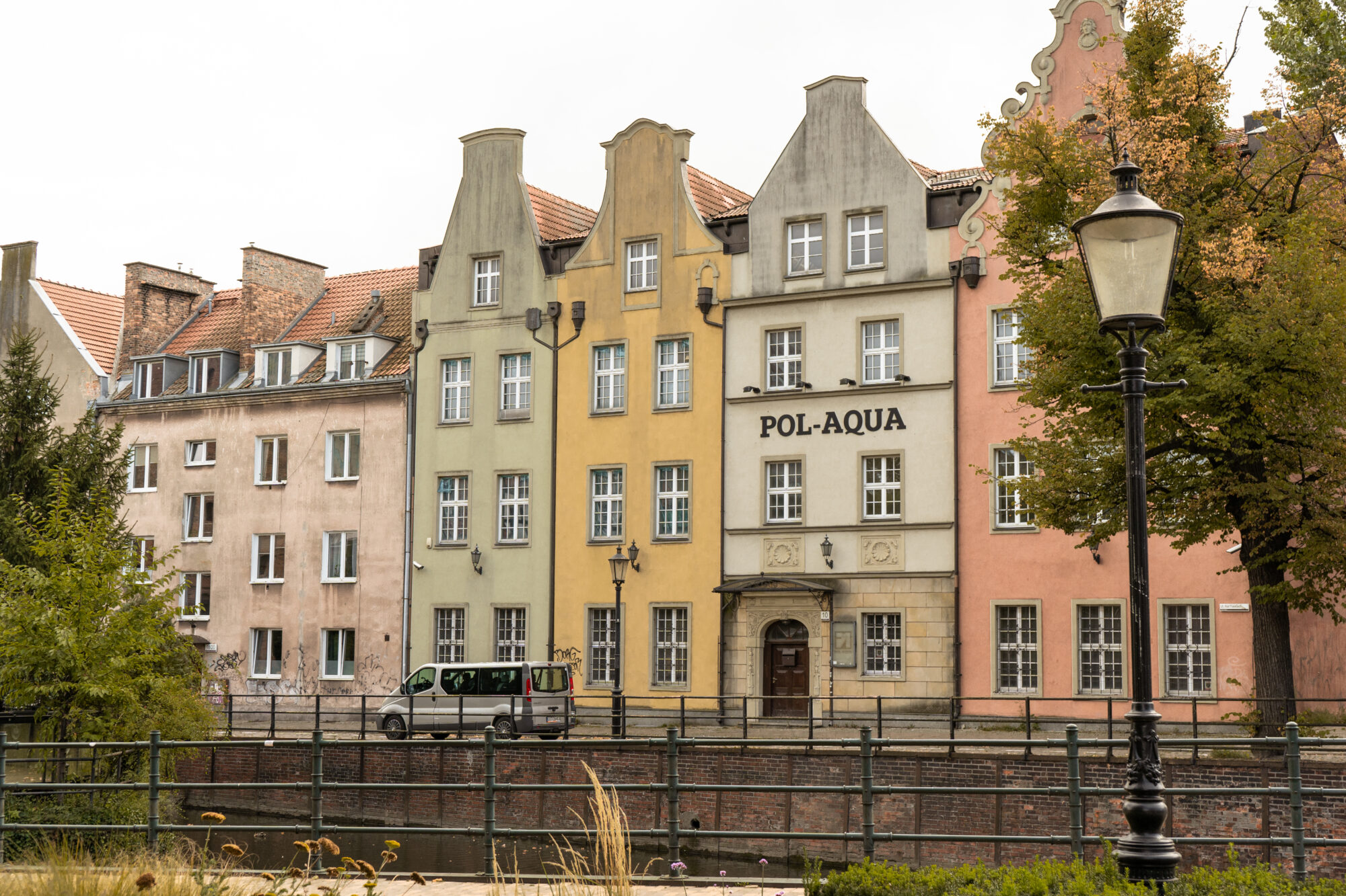 Gekleurde huisjes op een rij in Gdansk, een iconisch beeld van de stad, perfect voor het vastleggen van de charmante sfeer.