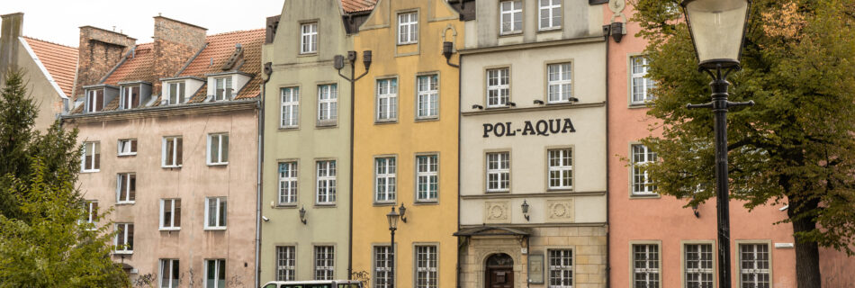 Gekleurde huisjes op een rij in Gdansk, een iconisch beeld van de stad, perfect voor het vastleggen van de charmante sfeer.