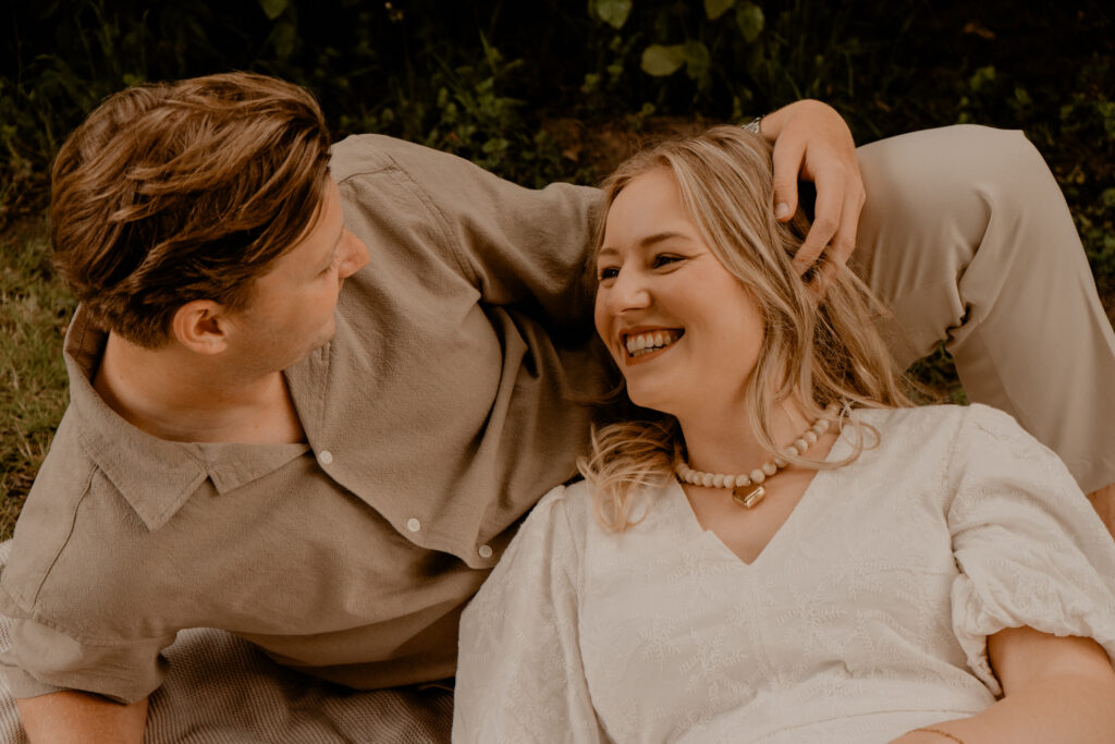 Romantisch moment tussen man en vrouw