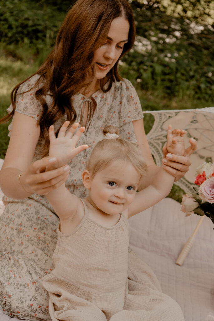 Moeder met haar jongste dochter op een kleed
