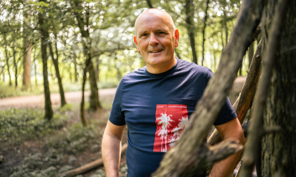 Brandingshoot van een man in de natuur