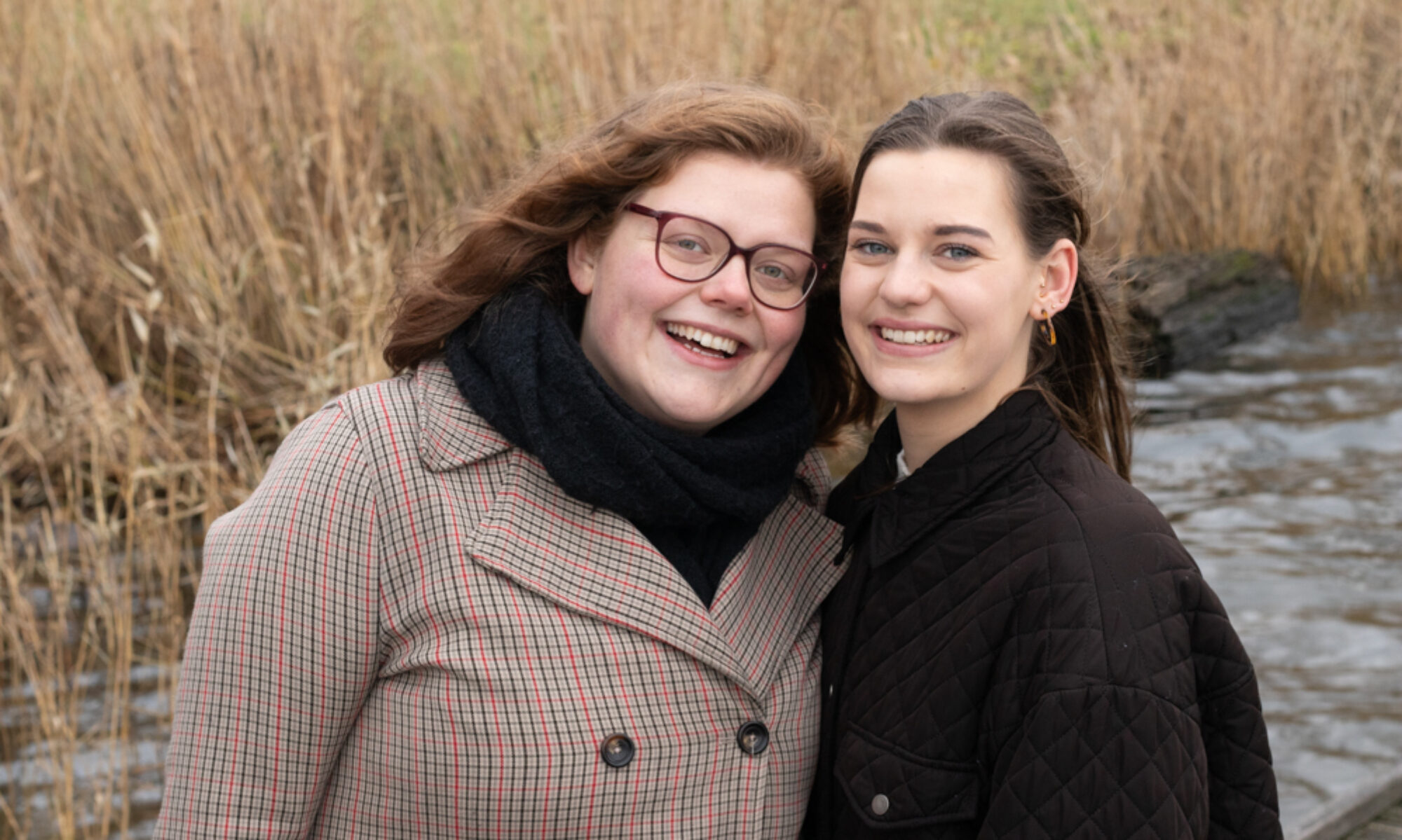 Twee vriendinnen in het Kralingse Bos tijdens een vriendinnenshoot
