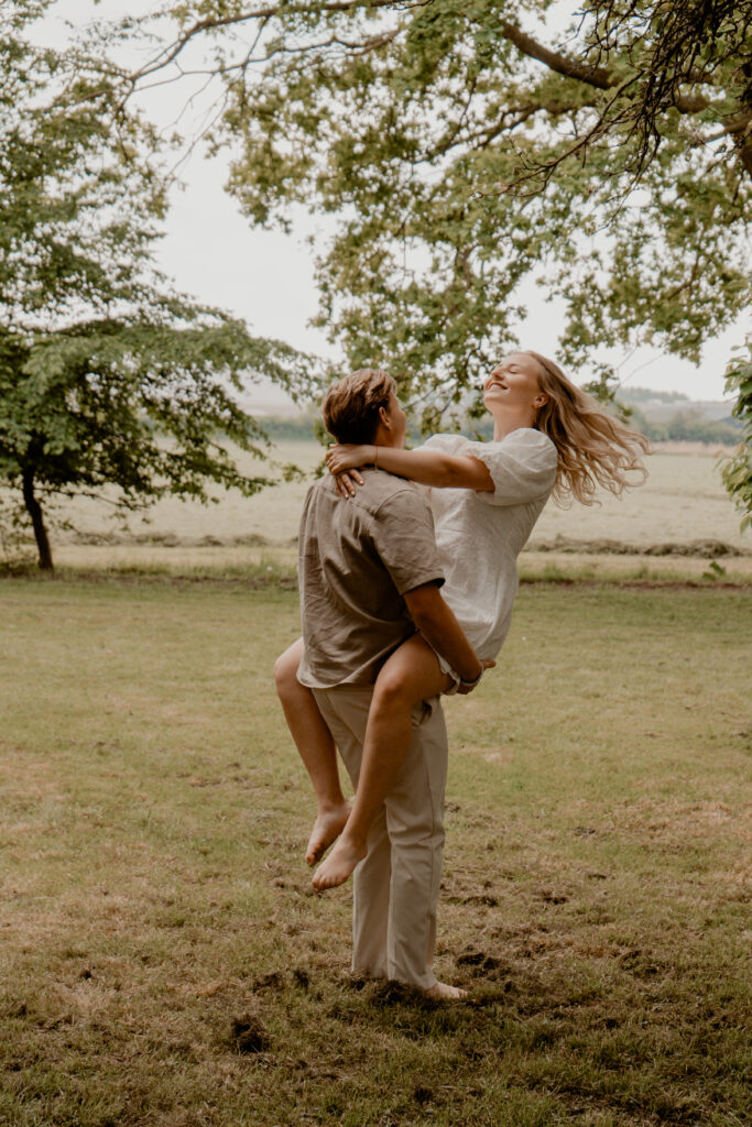 Man en vrouw speels in de natuur